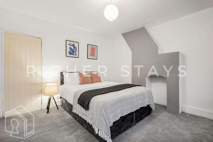 Homely 3-Bedroom Retreat with Garden & Living Room