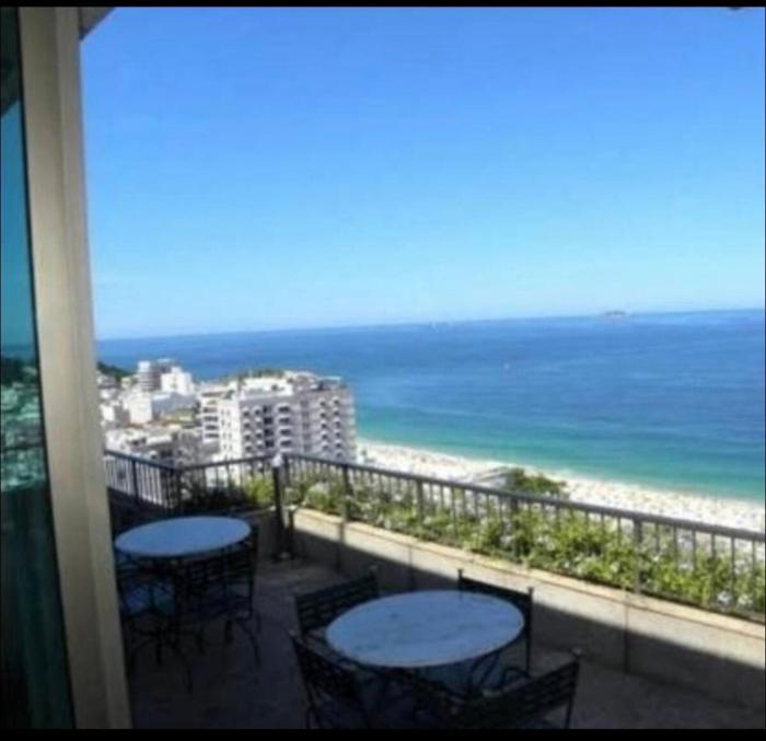 Tiffanys Ipanema Flat with balcony, living room and 2 en-suites