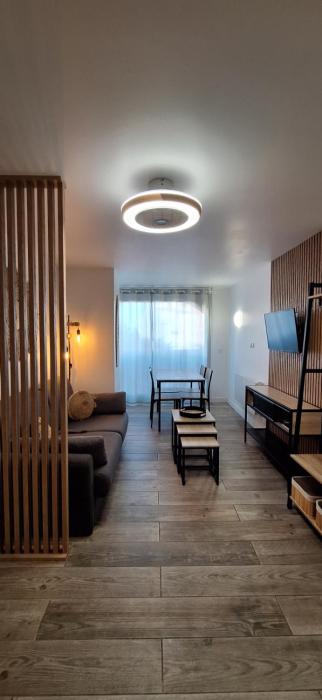 Studio rénové 200 m de la plage avec parking privé