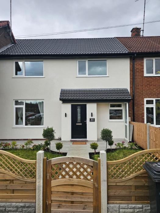 Modern 3 bed Home Minutes from Manchester Airport