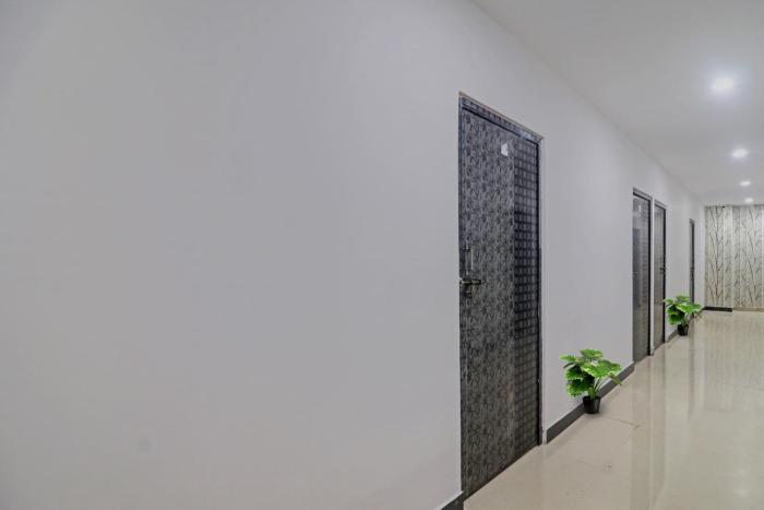 Super OYO 93463 Alwal Residency