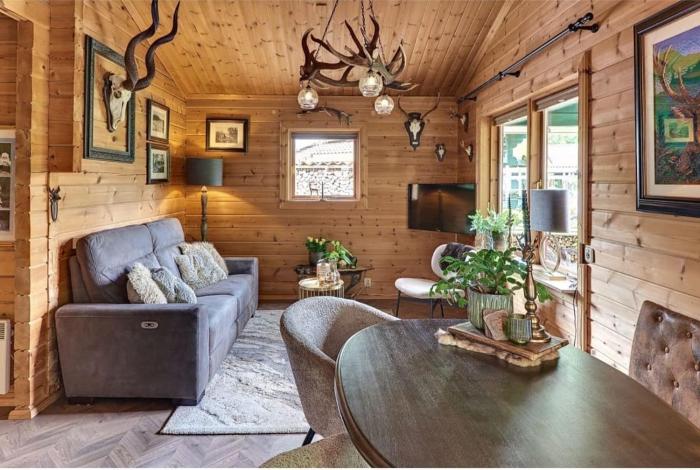 Rustieke Finse Retreat met Houtkachel en Bar, Aan Bos en Strand!