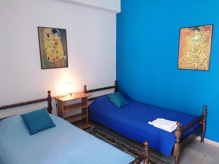 Art & Motion - Guest Room 5