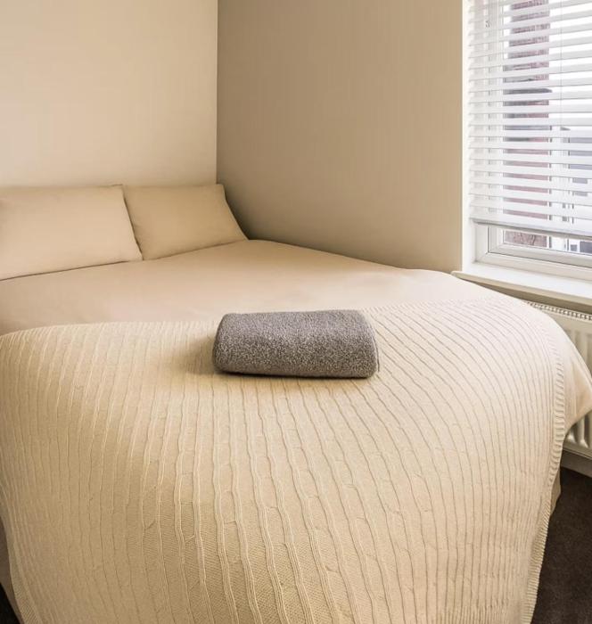 Modern ROOM En-Suite Close to Hospital & Train