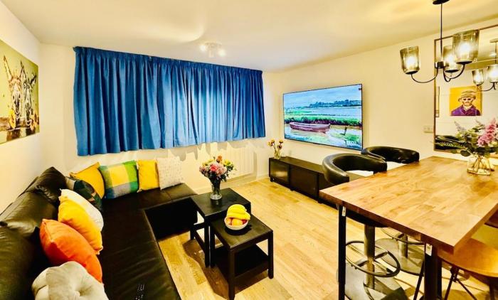 Central Apartment with 75inch TV Netflix