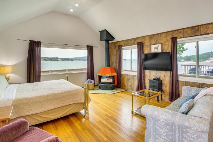 Shared Dock, Lake Hamilton Views Waterfront Abode