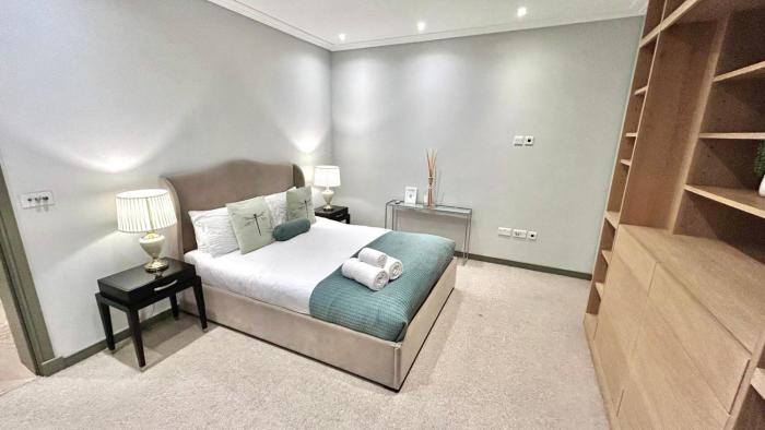 3-bedroom flat with Private Patio in Mayfair near Oxford Street, Marble Arch, Hyde Park