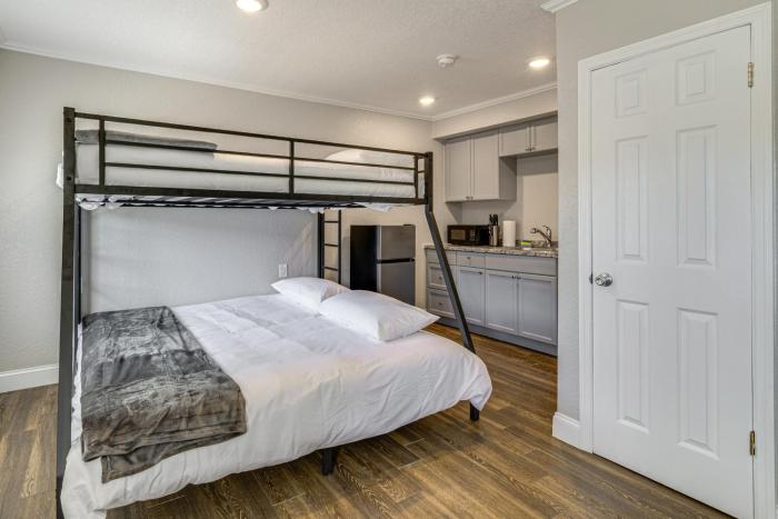 See the Manatees! Homosassa Studio 2 Mi to River