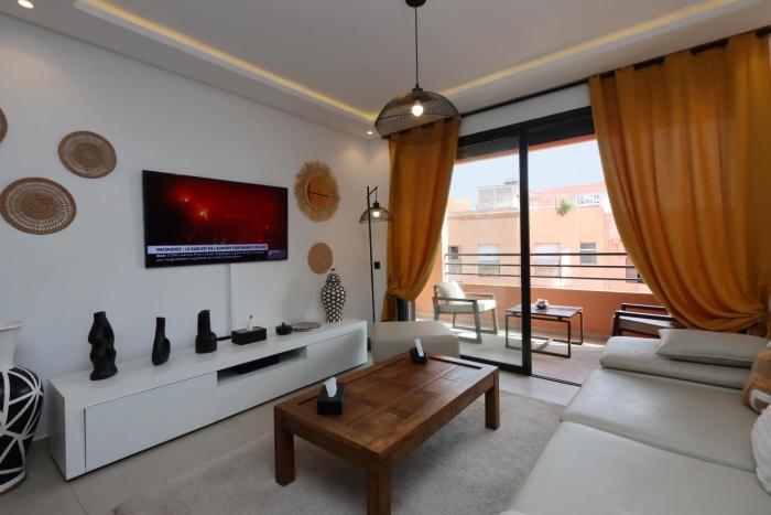 Modern top floor apartment with balcony!