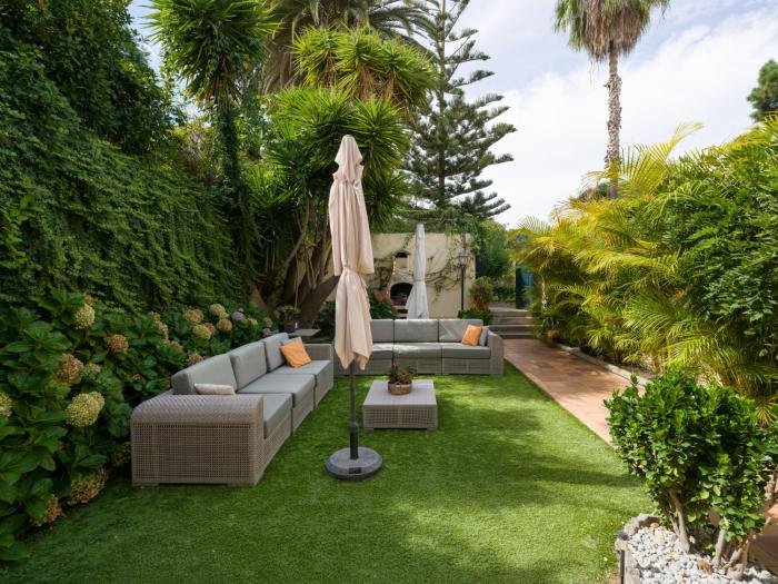 House with cozy garden BBQ and free parking