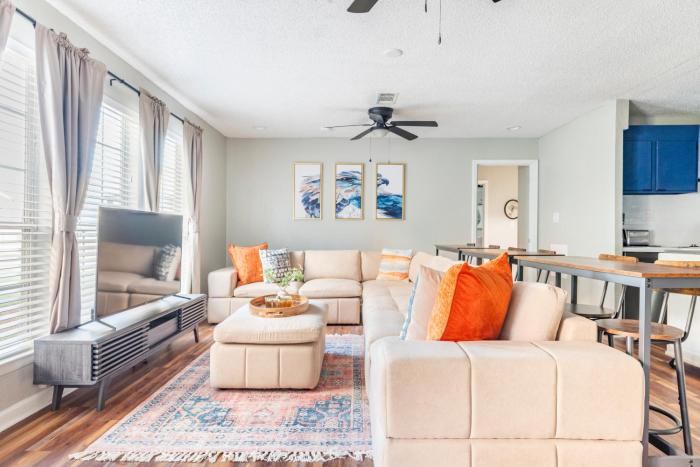 1 Mile to Stadium, Dog Friendly, Pool, Parking