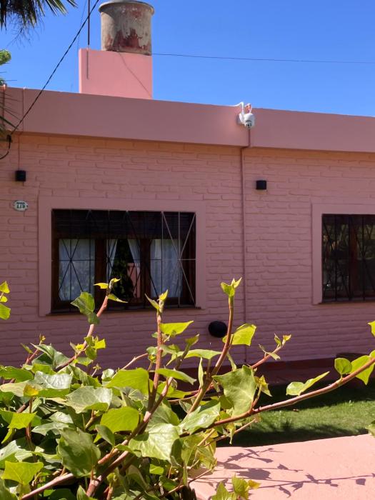 CASA SOL, encantadora y espaciosa casa a dos cuadras de la Laguna, con pileta y parque en Complejo El Solcito