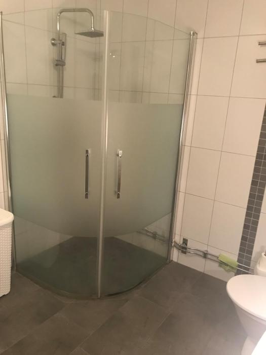 Lägenhet 2 sovrum med vardagsrum och kök i villa med gemensam ingång