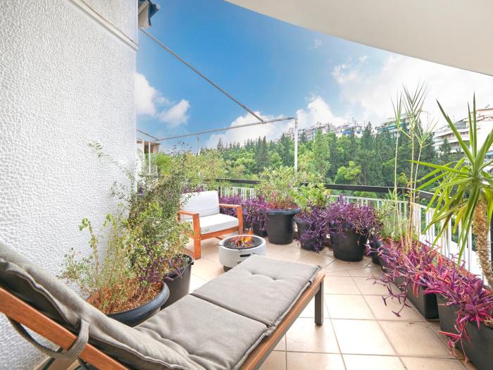 Central Pagrati Apartment with Park View Balcony - opp Pangrati Grove