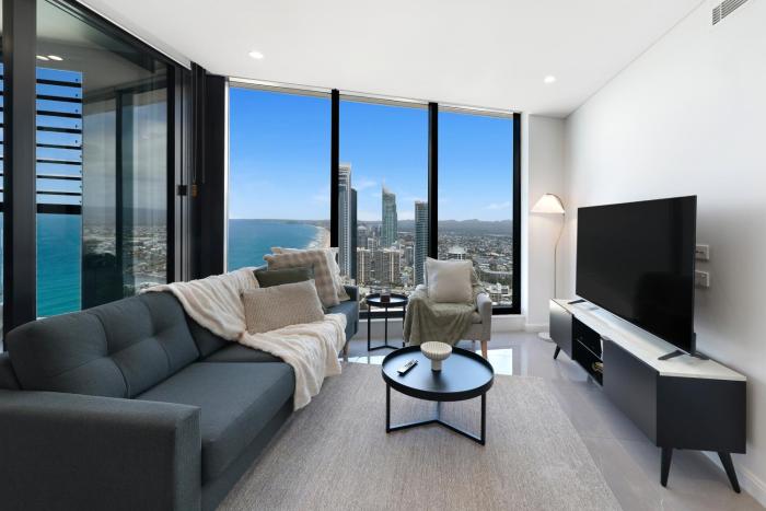 45th-Floor Luxury Suite with Panoramic Ocean Views in Meriton