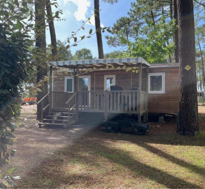 Mobil-home neuf sous les pins, à proximité des infrastructures