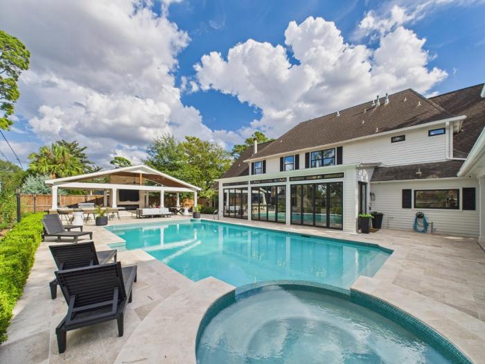 Wagon Wheel BNB - 20 minutes to IAH, pool, spa, 7 BDR