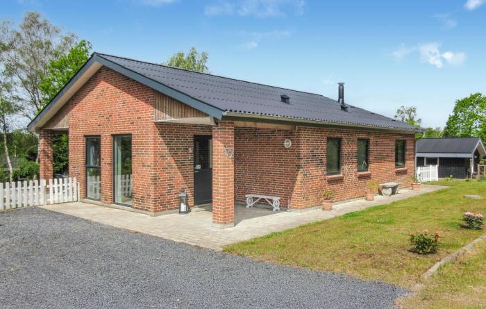 Nice Home In Fårvang With Outdoor Swimming Pool