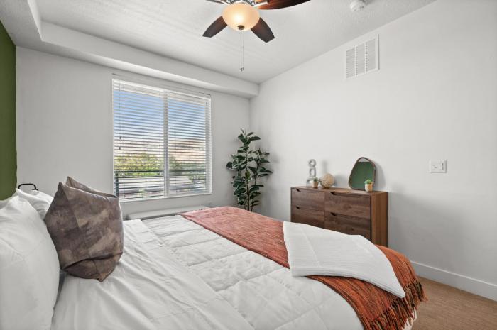 Modern Downtown 2BR 2BA Near Delta Center with Fire Pit BBQ and City Views