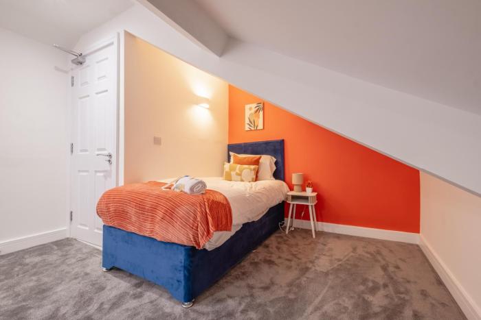 8 Bedroom, 8 En suite, 12 beds, Fast Wifi, Contractors, Parking