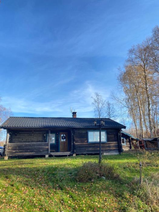 Mysig timmerstuga vid sjön Björken