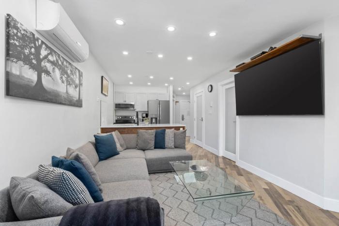 1BR and Den in Marketplace Lodge, Village Location, Mountain Views, Gas Fireplace, Parking