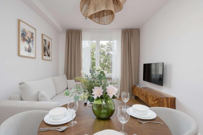 Wilcza Tenement Apartment Near National Museum by Noclegi Renters