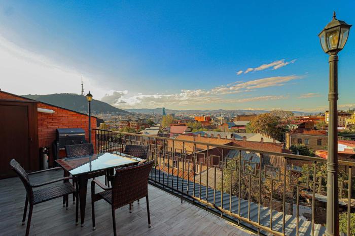 2BR Apt w terrace & stunning views