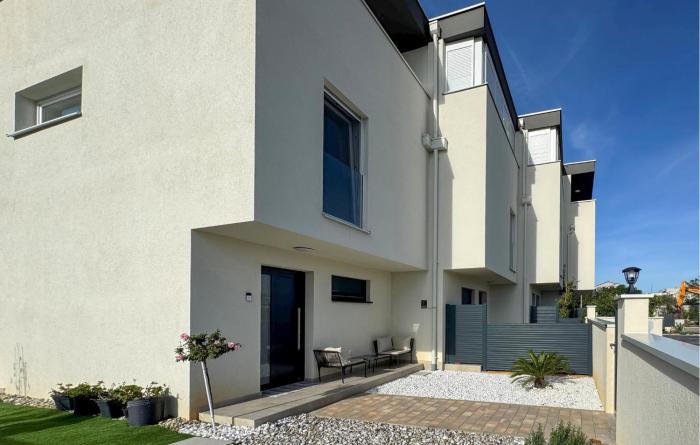 Cozy Home In Privlaka With Wifi