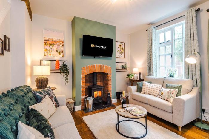 Beautiful Cozy Cottage in Sandbach by 53 Degrees Property, Sleeps 4 with FREE Parking