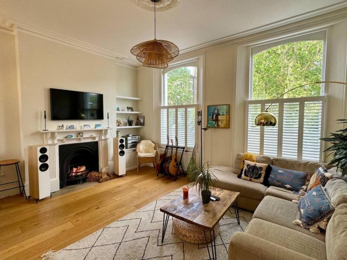 Airy hillside flat with views