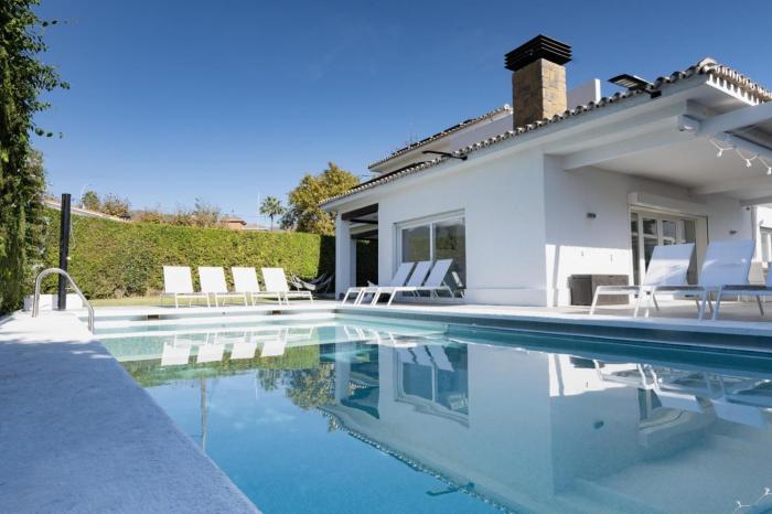 Luxury Villa, Heated Pool, Jacuzzi, Sauna, Outside Gym, Sleeps 15