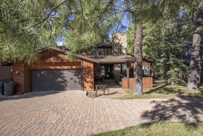 3BR Flagstaff Escape with Deck and Pine Views