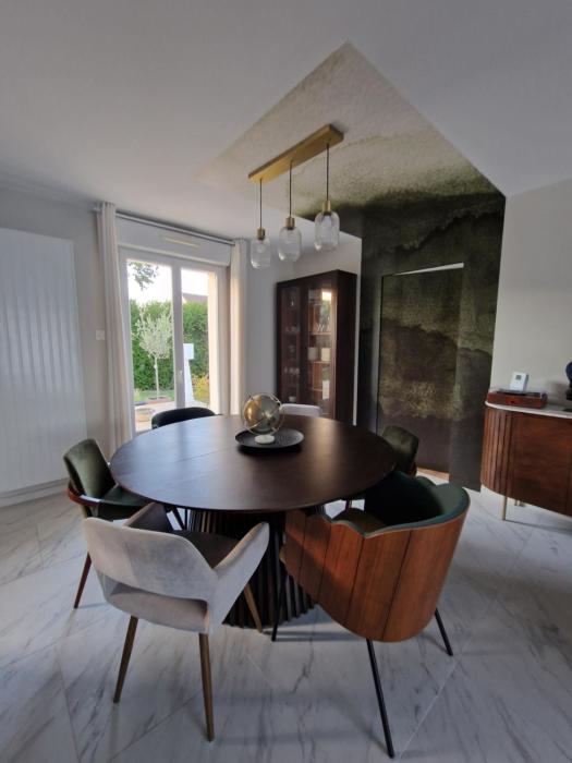 Maison joliment décorée dans un quartier calme