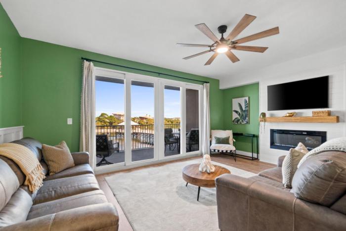 Relaxing 2nd-Floor Laketown Wharf Condo Overlooking the Lake