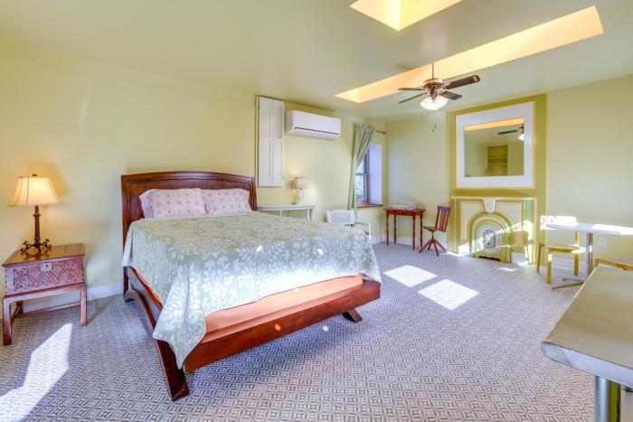 1 Mi to Convention Center The Eagles Nest