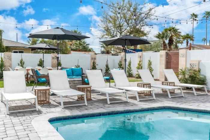 Closest Walk to Old Town, Entertainment District