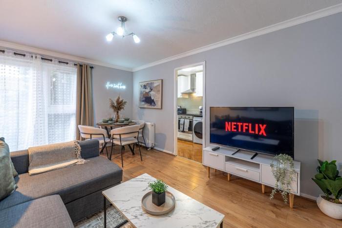 2BR - Balcony & Parking near Canary Wharf Sleeps 6