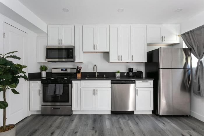 Enjoy Stylish 3BR Apt Sleeps 6 with Free Parking