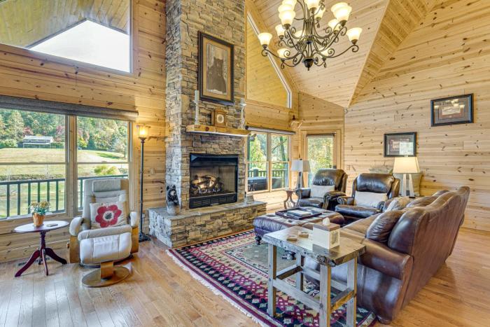 Hayesville Cabin with Game Room and Mtn Views!