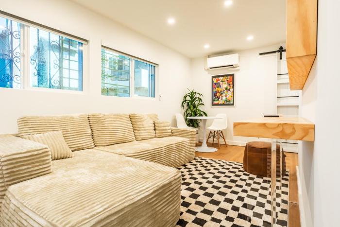 Simple La Jolla 2 bedroom - Alley Unit