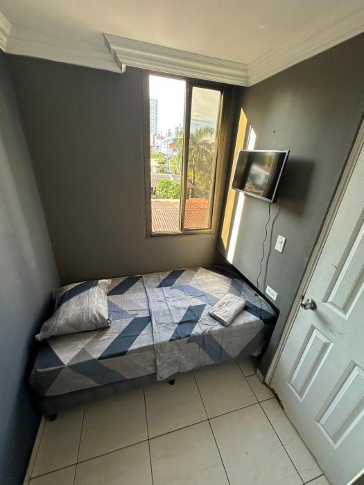 Cuarto con baño privado cerca de estación de metro 12 de octubre