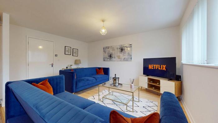 2 Bedroom House Near City Centre with Parking