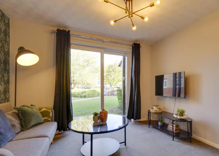 Pass the Keys Ground Floor Apartment with Free Parking
