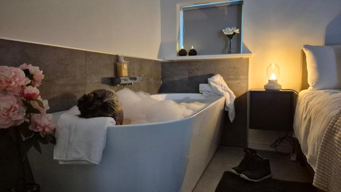 Dalerheugte Drenthe B&B Wellness 6 met romantisch bad en ontbijt à la carte op de kamer