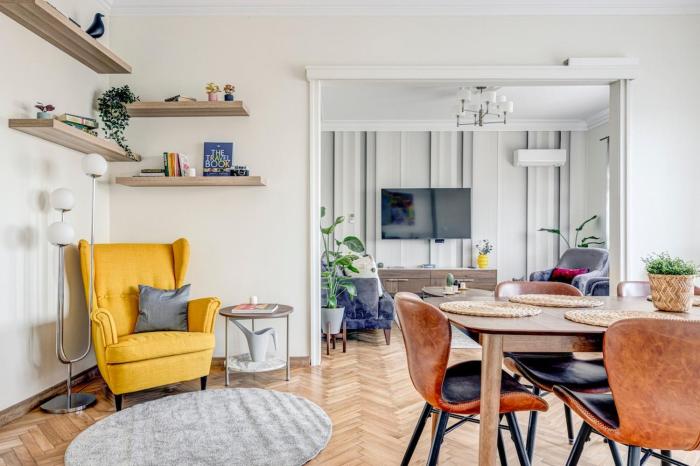 Polished Central 2 BDRM Skyline Views & Elevator