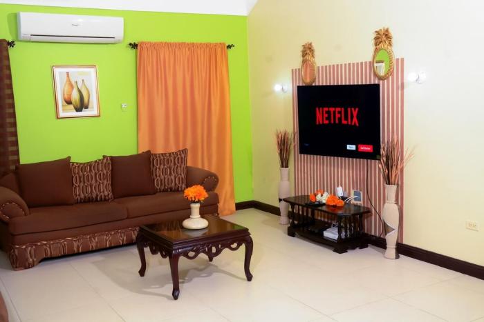 Elegant Prime Location Villa -Sleeps 7 -Private Pool & Gym