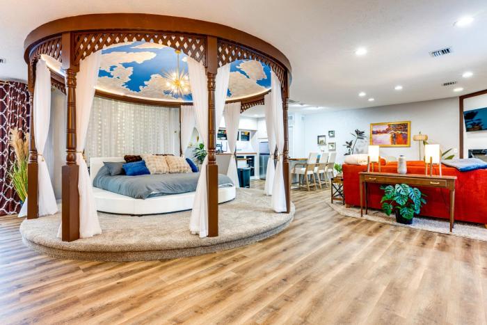 Unique, Convenient Couples Apt Near Dtwn Flushing