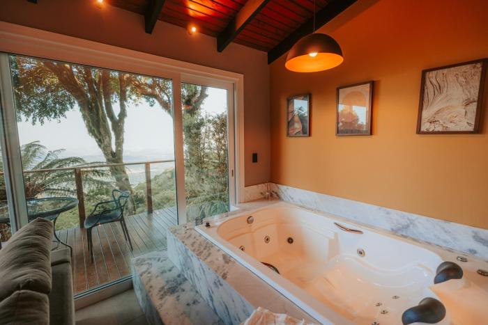 Cabana romântica com Jacuzzi ao lado de Gramado