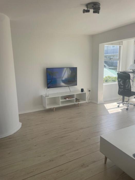 Bright & Modern Apartment in Beautiful Hout Bay
